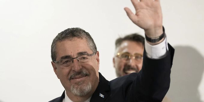 Präsidentschaftskandidat Bernardo Arévalo winkt, nachdem die vorläufigen Ergebnisse ihn zum Sieger der Stichwahl erklärt haben. Foto: Moises Castillo/AP (Archivbild) Präsidentschaftskandidat Bernardo Arévalo winkt, nachdem die vorläufigen Ergebnisse ihn zum Sieger der Stichwahl erklärt haben. Foto: Moises Castillo/AP