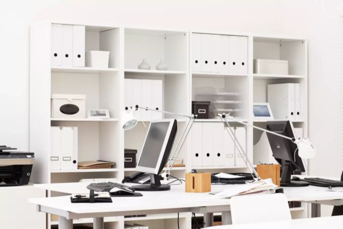 Versuchen Sie den Arbeitsplatz nach Feierabend aufgeräumt zu verlassen. Büro unaufgeräumt