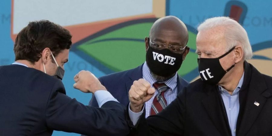 Ossoff, Warnock und Biden (v.l.)