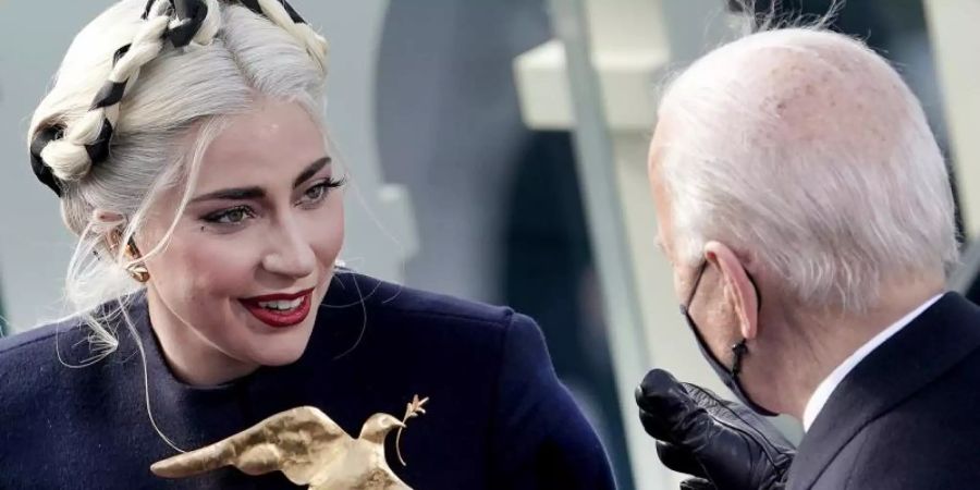 Lady Gaga sang für den neuen US-Präsidenten Joe Biden zur Amtseinführung die Nationalhymne. Foto: Greg Nash/AP/dpa