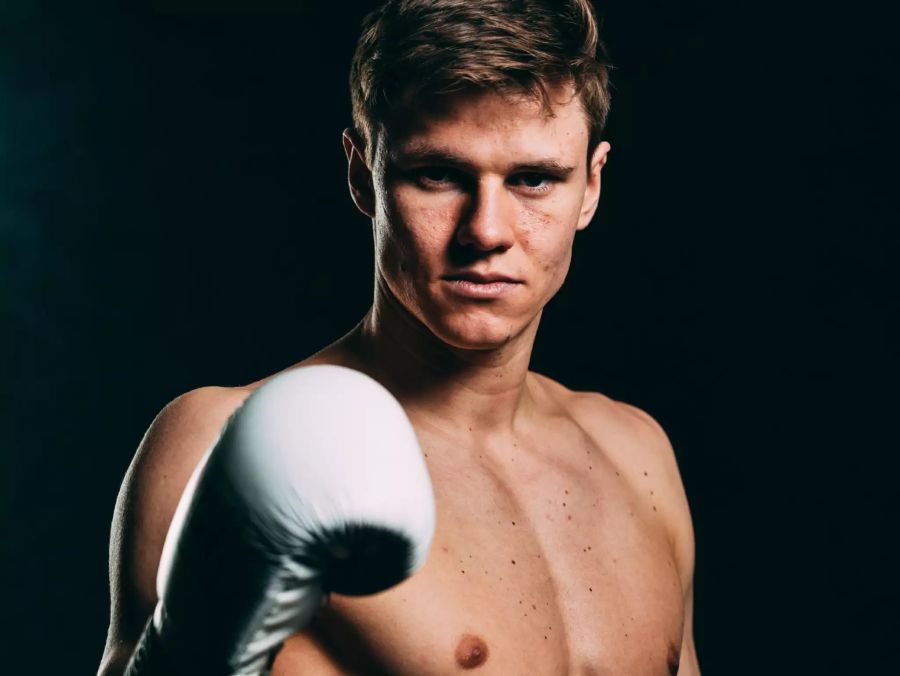 Simon Zachenhuber, 22, Boxer:  «Normalerweise tänzle ich im Ring die Gegner aus. Jetzt versuche ich mit meiner Partnerin die Konkurrenz schwindelig zu tanzen.»