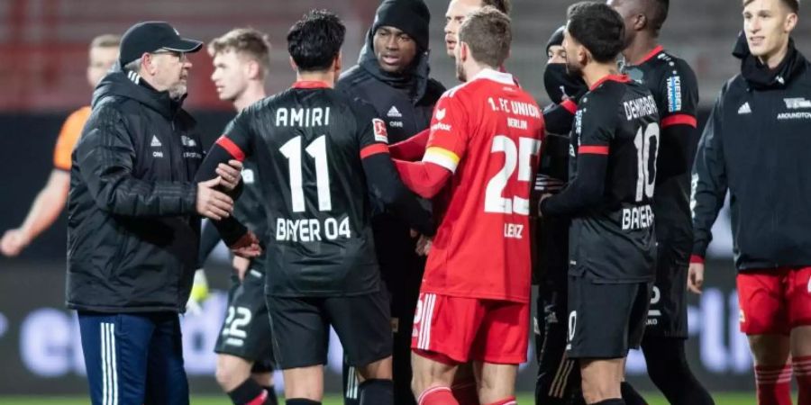 Leverkusens Nadiem Amiri (2.v.l) soll bei der Bayer-Niederlage bei Union Berlin beleidigt worden sein. Foto: Andreas Gora/dpa-Pool/dpa