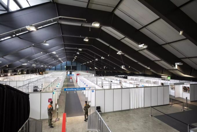 Blick ins Impfzentrum auf dem Areal der Messe Luzern. Messe luzern impfen zentrum