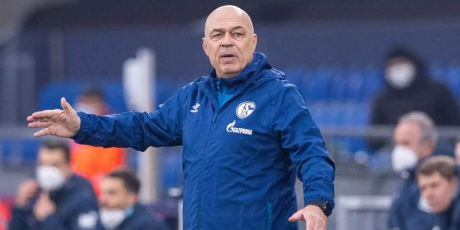 Gibt sich trotz bedrohlicher Lage optimistisch Schalke-Coach Christian Gross. Foto: Guido Kirchner/dpa