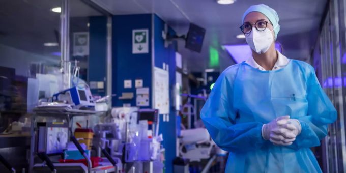 Die Neuinfektionen mit dem Coronavirus steigen wieder an. coronavirus Spital basisreproduktionszahl
