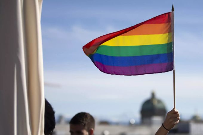 Verbale Aggressionen gegen Personen oder Gruppen aufgrund von Rasse, Ethnie, Religion oder sexueller Orientierung sollen differenziert erfasst werden. Regenbogenflagge.