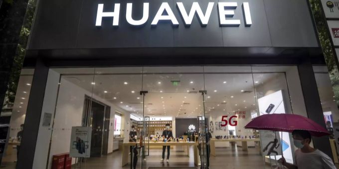 Blick auf einen Huawei-Laden in Shanghai. (Symbolbild) Huawei