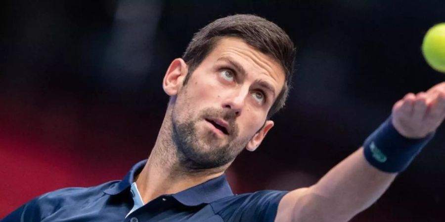 Novak Djokovic verbringt die angeordnete Quarantäne vor Beginn der Australian Open nicht wie fast alle anderen Profis in Melbourne. Foto: Georg Hochmuth/APA/dpa