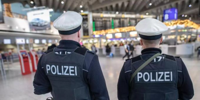 Das Archivfoto zeigt Bundespolizisten am Frankfurter Flughafen. Foto: Frank Rumpenhorst/dpa Das Archivfoto zeigt Bundespolizisten am Frankfurter Flughafen. Foto: Frank Rumpenhorst/dpa