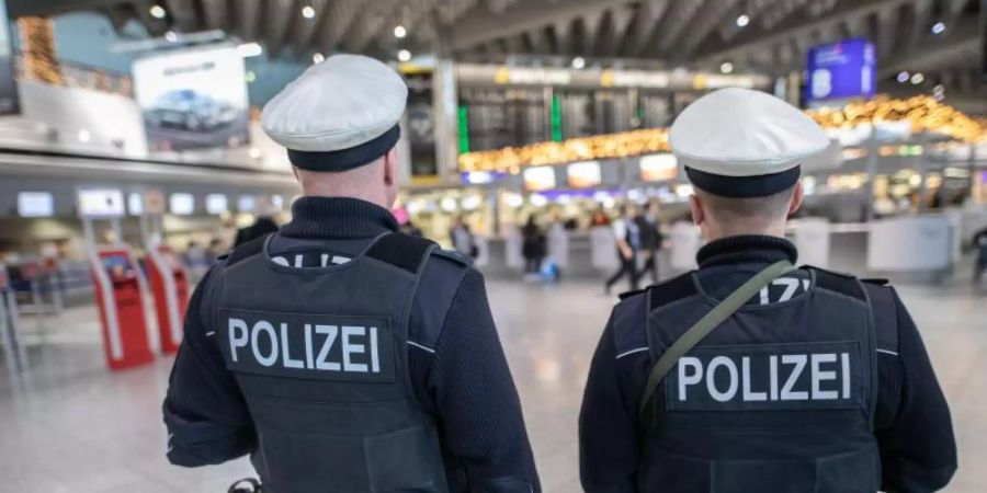 Das Archivfoto zeigt Bundespolizisten am Frankfurter Flughafen. Foto: Frank Rumpenhorst/dpa