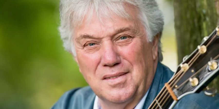 Der Musiker und Musikproduzent Rolf Zuckowski freut sich darüber, dass er mit seinem Liedergeschichten-Videos auf Youtube so gut ankommt. Foto: Daniel Reinhardt/dpa