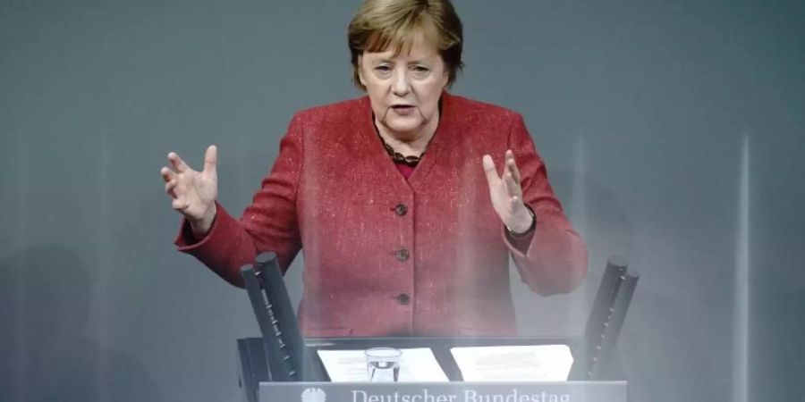 Bundeskanzlerin Angela Merkel spricht sich für eine weitere Kontaktreduzierung aus. Foto: Kay Nietfeld/dpa