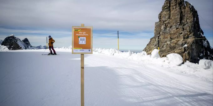 Ein Schild mit der Aufschrift «Hier gilt Maskenpflicht» steht vor der Talstation des Sesselliftes «Ice Flyer» auf dem Titlis. (Symbolbild) Coronavirus - Schweiz