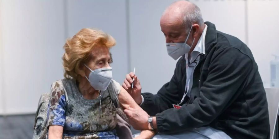 Impfung einer 105-Jährigen in Köln
