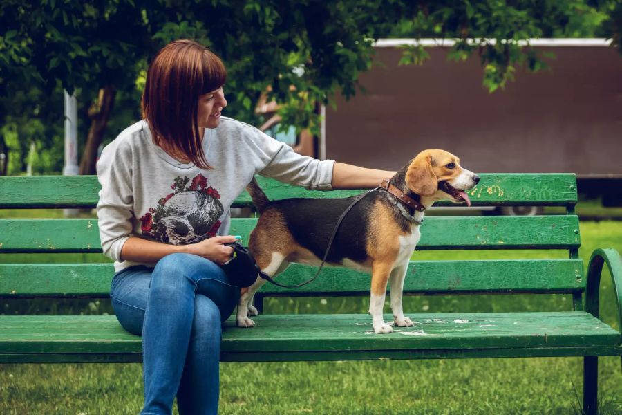 Frau mit Hund.