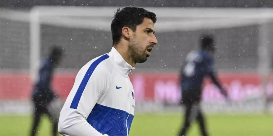 Muss sich für einen Startelf-Einsatz noch gedulden: Sami Khedira beim Aufwärmen. Foto: John Macdougall/AFP-Pool/dpa