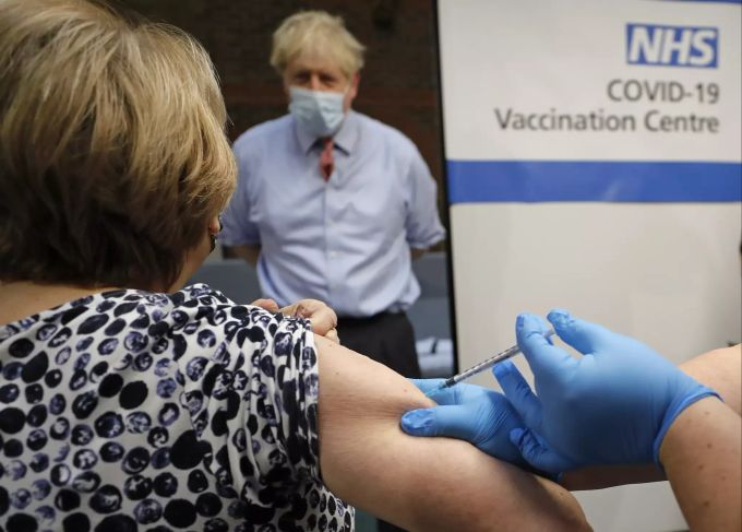 Der britische Premierminister Boris Johnson schaut bei einer Impfung gegen das Coronavirus mit dem Impfstoff von Pfizer-BioNtech zu, am 8. Dezember 2020 in London. Virus Outbreak