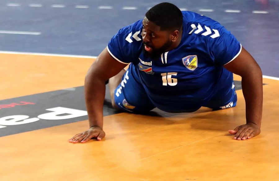 Mit rund 110 Kilogramm Körpergewicht ist er der Kongo Koloss der Handball WM.