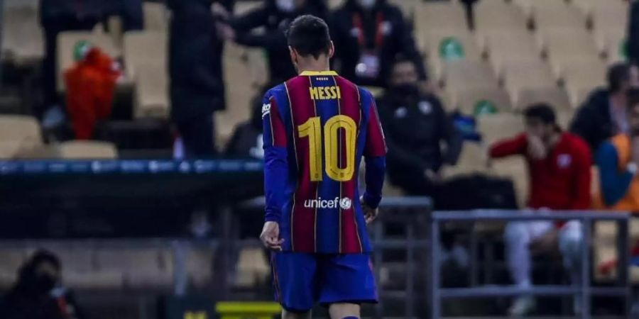 Lionel Messi vom FC Barcelona verlässt das Spielfeld, nachdem er rot gesehen hat. Foto: Miguel Morenatti/AP/dpa