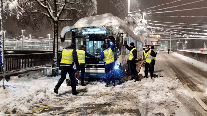Busse und Trams steckten im Schnee fest. bus vbz