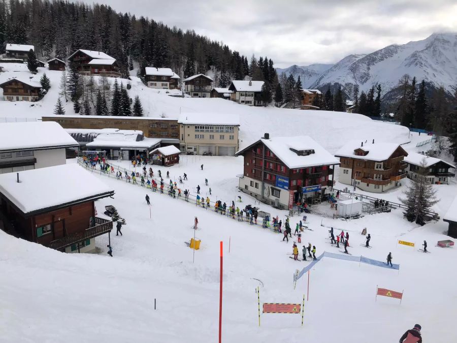 Auch die Schlange vor dem Lift auf der Riederalp hat noch einige «Löcher».