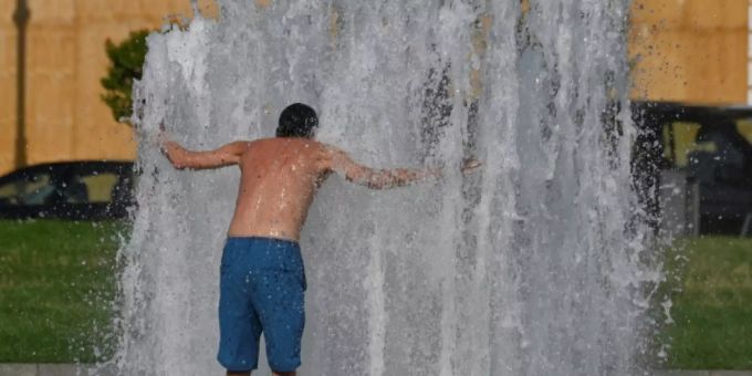 Die Menschen kämpfen mit der Hitze. Hitze