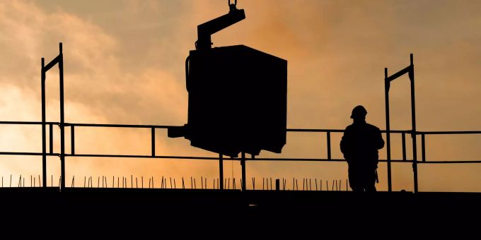 Bauarbeiter bauen bei Sonnenaufgang an einem Wohnhaus. Das deutsche Bruttoinlandsprodukt (BIP) für das 3. Quartal 2020 wurde am 30.10.2020 veröffentlicht. Veröffentlichung des Bruttoinlandsprodukts
