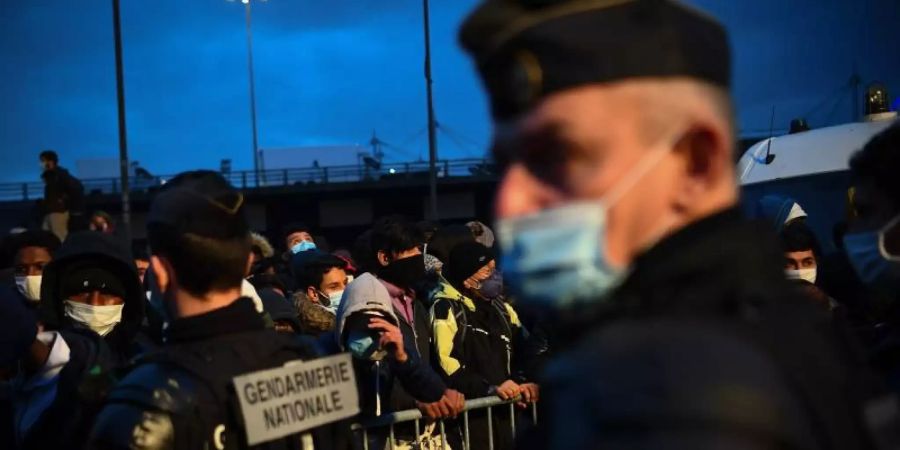 Polizistenb räumen am 17. November nördlich von Paris ein grosses Migranten-Zeltlager. Foto: Christophe Archambault/AFP/dpa
