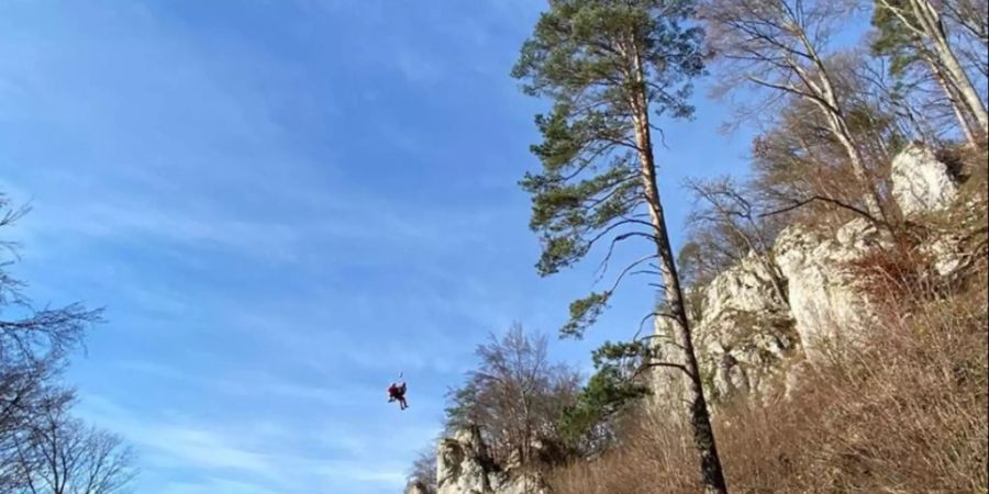 Die Polizei Basel-Landschaft hat am Samstag in einer grossangelegten Suchaktion einen seit Freitagnachmittag vermissten Mountainbike-Fahrer aufgefunden. Der Mann wurde in der Nähe von Hochwald scher verletzt aufgefunden.