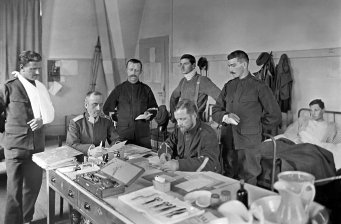 Ein Schweizer Truppenarzt untersucht einen Armeeangehörigen während dem Ersten Weltkrieg. Coronavirus Spanische Grippe Vergleich