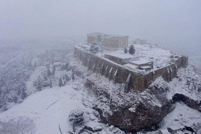 Die verschneite Akropolis am Dienstagmorgen. athen