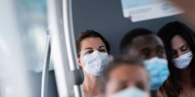 Seit dem 6. Juli 2020 müssen schweizweit alle Passagiere in den öffentlichen Verkehrsmitteln Schutzmasken gegen die Verbreitung des Coronavirus tragen. (Archivbild) Seit dem 6. Juli 2020 müssen schweizweit alle Passagiere in den öffentlichen Verkehrsmitteln Schutzmasken gegen die Verbreitung des Coronavirus tragen. (Archivbild)