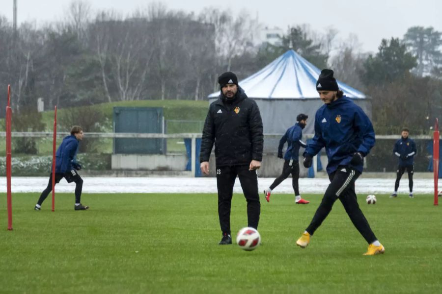 FCB-Coach Ciriaco Sforza beobachtet seinen Schützling Orges Bunjaku beim Training.