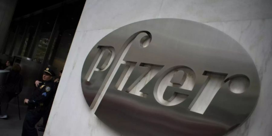 Firmenschild des US-Pharmaunternehmens Pfizer