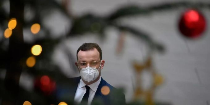 Gesundheitsminister Jens Spahn hofft, unter dem Christbaum einen Ausweg aus dieser Pandemie zu finden. spahn weihnachten