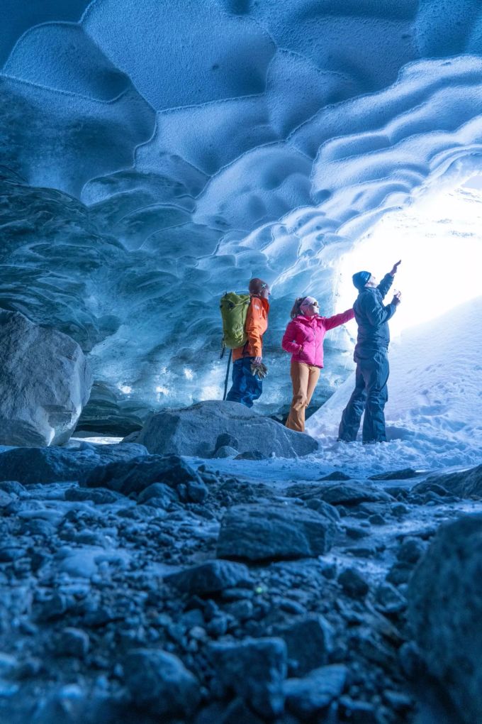 Farbenpracht im Innern der Grotte. Gletschergrotte Pontresina