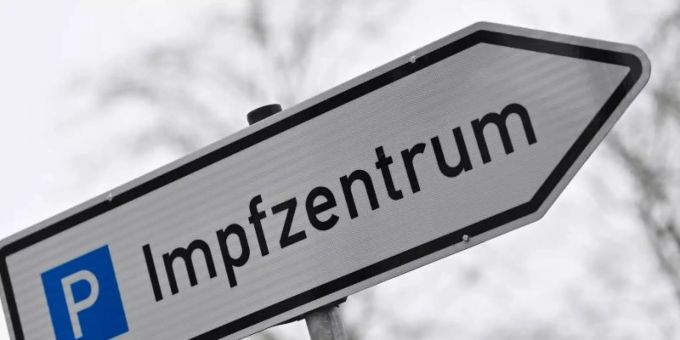 Ein Wegweiser zeigt zum Parkplatz für ein Impfzentrum. In Sachsen sind 2500 Impftermin unbesetzt. Foto: Patrick Pleul/dpa-Zentralbild/dpa Ein Wegweiser zeigt zum Parkplatz für ein Impfzentrum. In Sachsen sind 2500 Impftermin unbesetzt. Foto: Patrick Pleul/dpa-Zentralbild/dpa
