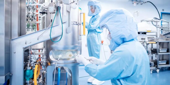 Arbeiter in der Impfstoffproduktionsanlage von Biontech in Marburg (D). coronavirus produktion