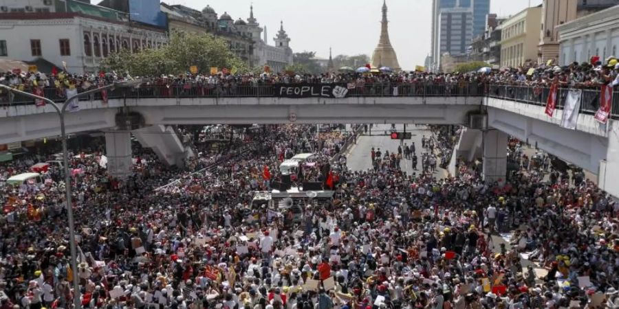 In Myanmars ehemaliger Hauptstadt Rangun sind am Mittwoch wieder Zehntausende Menschen gegen die neue Junta auf die Strasse gegangen. Foto: Uncredited/AP/dpa