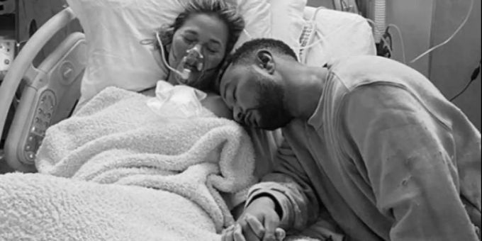 Tochter Luna tröstet - Chrissy Teigen trauert um Baby Jack