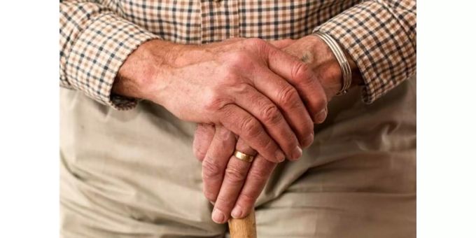 Zittern der Hände ist eines der Symptome von Parkinson. In der Medizin nennt man dieses Zittern Tremor. Patent