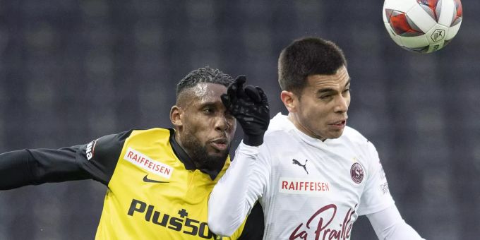 YBs Jordan Siebatcheu im Duell mit Servettes Boris Cespedes. YB Servette