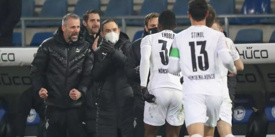 Gladbachs Trainer Marco Rose (l) feiert den Treffer von Breel Embolo (2.v.r). Foto: Friso Gentsch/dpa