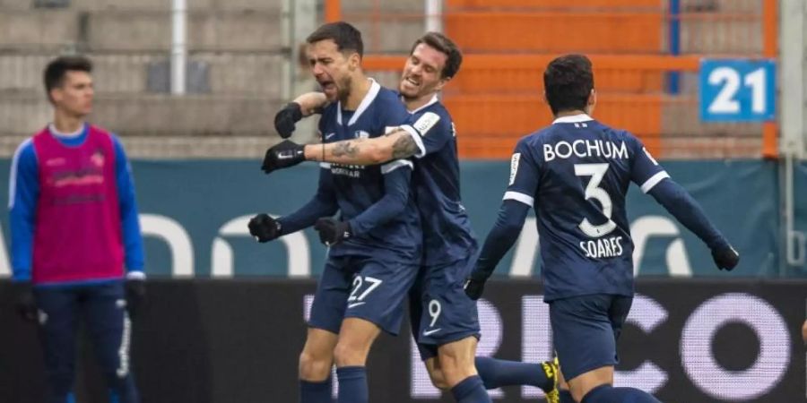 Der Bochumer Milos Pantovic (l) schoss sein Team zum Sieg. Foto: David Inderlied/dpa