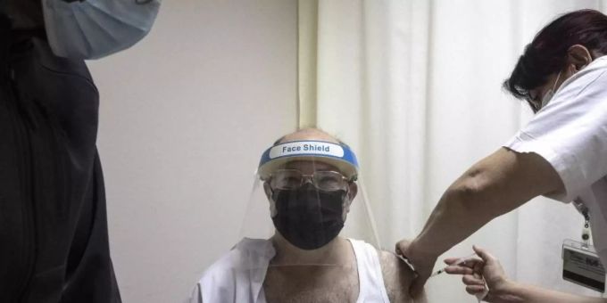 Ein Mann wird im Soroka-Krankenhaus im israelischen Be’er Scheva gegen das Coronavirus geimpft. Foto: Tsafrir Abayov/AP/dpa Ein Mann wird im Soroka-Krankenhaus im israelischen Be’er Scheva gegen das Coronavirus geimpft. Foto: Tsafrir Abayov/AP/dpa