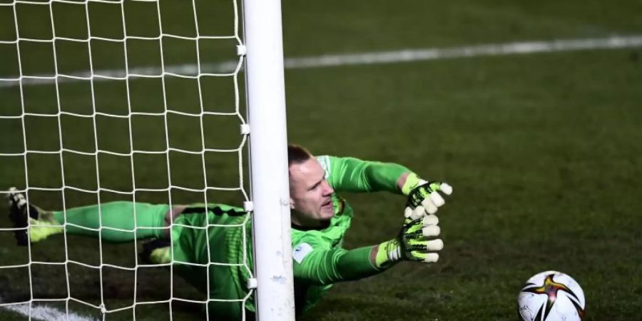 Barcelonas Torhüter Marc-Andre ter Stegen pariert im Elfmeterschiessen. Foto: Jose Breton/AP/dpa