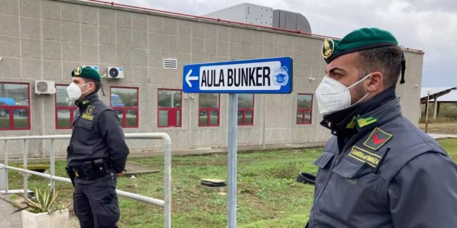 Polizisten stehen Wache vor einem speziell konstruierten Bunker in Lamezia Terme. Hier findet der Prozess gegen rund 350 mutmassliche Mitglieder und Helfer der Mafia-Organisation 'Ndrangheta statt. Foto: Andrea Rosa/AP/dpa