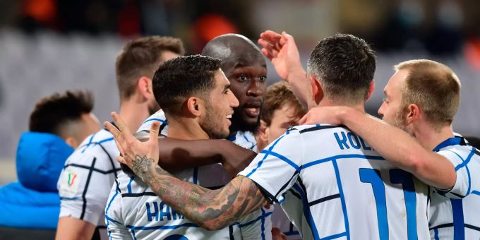 Romelu Lukaku (M) von Inter Mailand feiert mit seinen Teamkollegen, nachdem er das zweite und entscheidende Tor seiner Mannschaft erzielt hat. AC Florenz Inter Mailand
