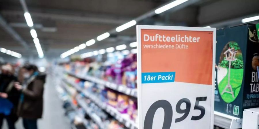 Filiale des niederländischen Non-Food-Discounters Action in Mönchengladbach. Foto: Fabian Strauch/dpa