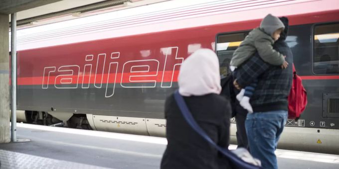 Die ÖBB streichen sechs Verbindungen. Der Infrastrukturlandesrat Günther Steinkellner kritisiert die Fahrplanänderung. Günther Steinkellner